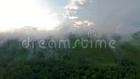 雨后雾中观卡屯河及丘陵俄罗斯阿尔泰共和国视频的预览图