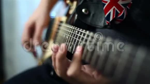 吉他手在吉他上演奏视频的预览图
