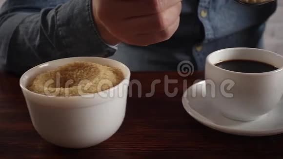男人把红糖放进他的咖啡里视频的预览图