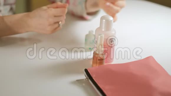 一个女人在家里自己动手修指甲视频的预览图