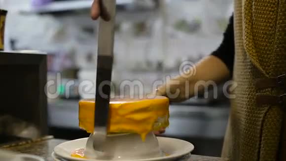 厨房里的厨师用铲子做的釉面蛋糕视频的预览图