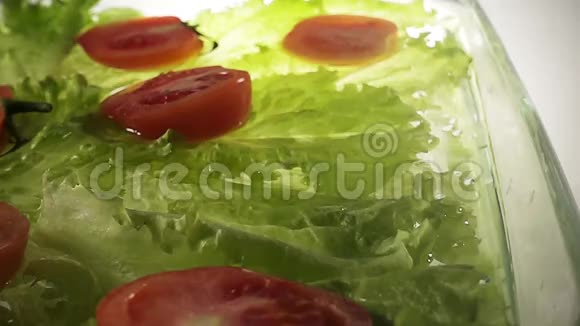 西红柿掉到水里溅起水花视频的预览图