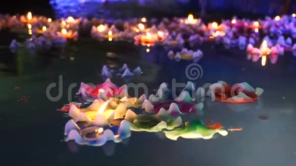 中国寺庙精神池中的花形蜡烛燃烧视频的预览图