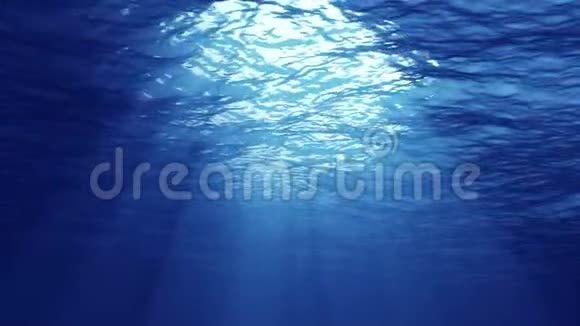 阳光从上面照射下来穿透深蓝的水形成美丽的水幕反射光线视频的预览图