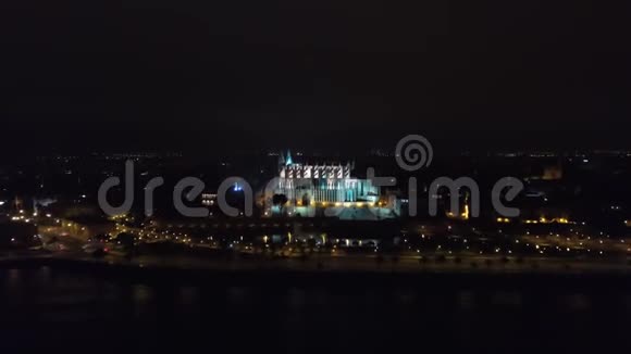 在帕尔玛圣玛玛利亚教堂的夜景视频的预览图