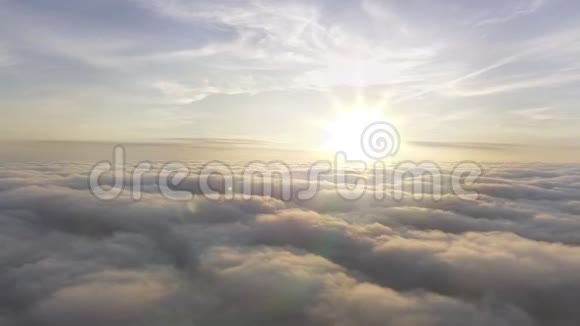 云层上方的空中景色朝向太阳视频的预览图