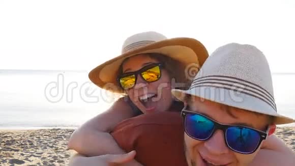 恋爱中的漂亮情侣一起在海滩度假玩得开心视频的预览图