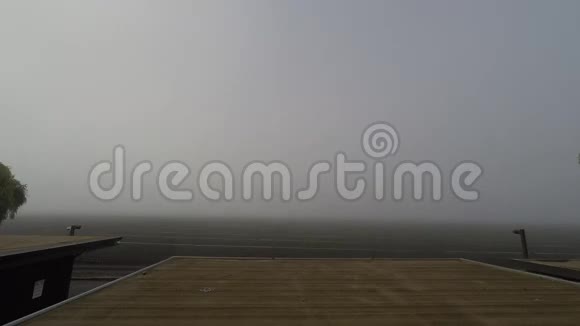 早晨在一片田野上清除雾气的时间流逝视频的预览图