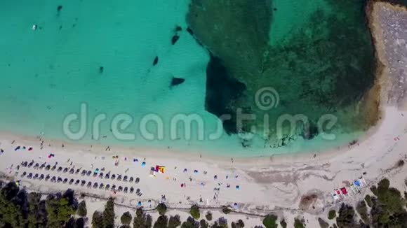 科洛尼亚圣乔迪马略卡西班牙令人惊叹的垂直无人机空中景观迷人的埃斯坦尼斯海滩视频的预览图