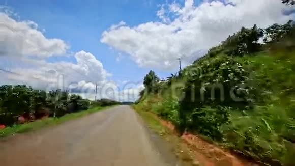沿着乡村公路向天际线移动穿过林业丘陵地带视频的预览图