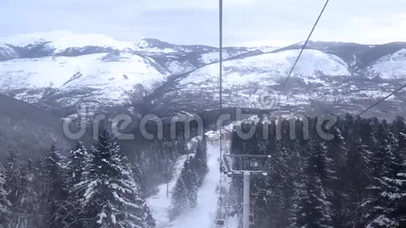 在白雪覆盖的山坡上滑雪者向不同的方向下降视频的预览图