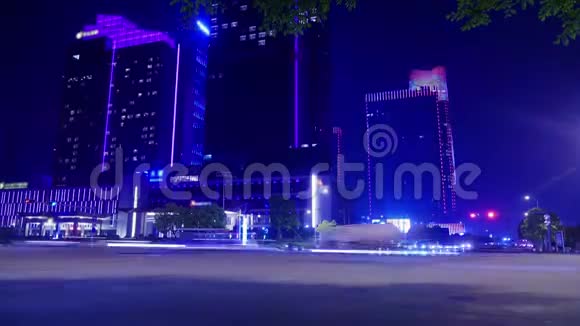 夜间城市在道路上照明和交通视频的预览图
