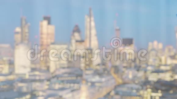 一位商人从伦敦的一扇窗外眺望视频的预览图
