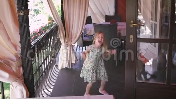 一个快乐的小女孩在阳台上跳视频的预览图