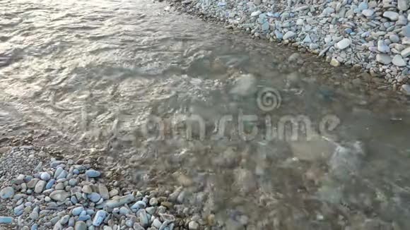 缓行的山河水流在湍急的岩石河床中视频的预览图