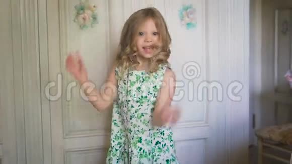 一个快乐的小女孩在明亮的房间里跳跃视频的预览图