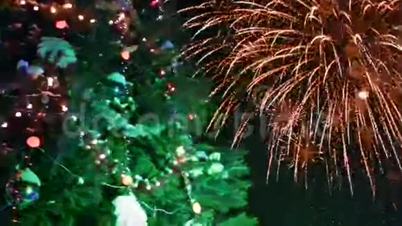 灯火通明的圣诞树视频的预览图