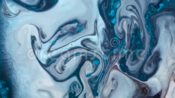 蓝色丙烯酸颜料与牛奶混合抽象的彩色墨水视频的预览图
