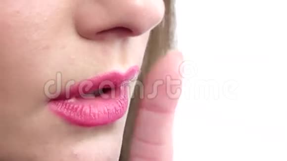 手指在嘴唇上无声的手势女人把手指握在嘴唇上以示沉默特写视频的预览图