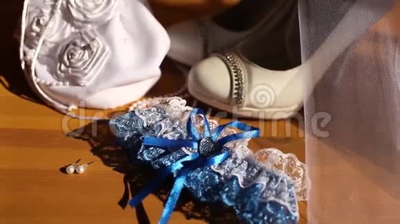蓝色婚礼吊袜带白色花边视频的预览图