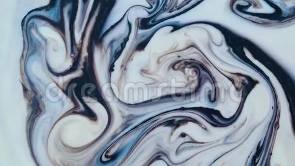 蓝色丙烯酸颜料与牛奶混合抽象的彩色墨水视频的预览图