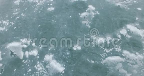 冬天在乡下结冰的湖视频的预览图