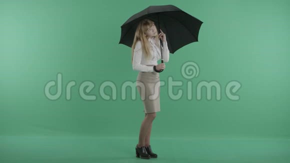 一个年轻的女人手里拿着一把黑色的站着视频的预览图