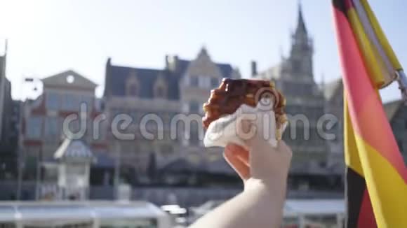 比利时华夫饼在城市背景视频的预览图