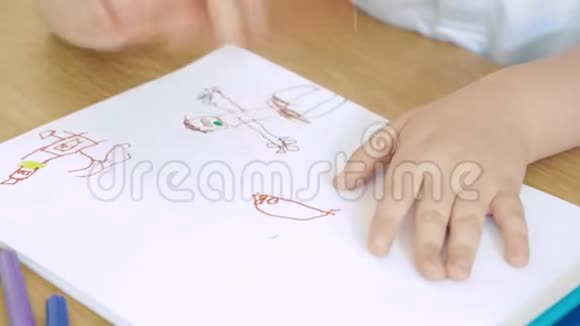 合上的手在纸上画毛毡尖笔儿童创造力视频的预览图