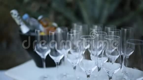 招待会上的香槟杯视频的预览图