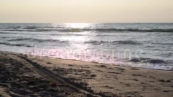 在沙滩上浪假日概念背景视频的预览图