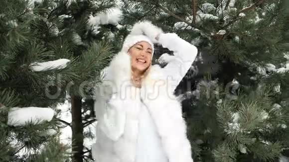 美丽的女人在冬天的风景背景下唱歌跳舞视频的预览图