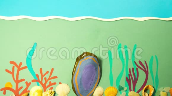 贻贝在水下与虾游泳视频的预览图