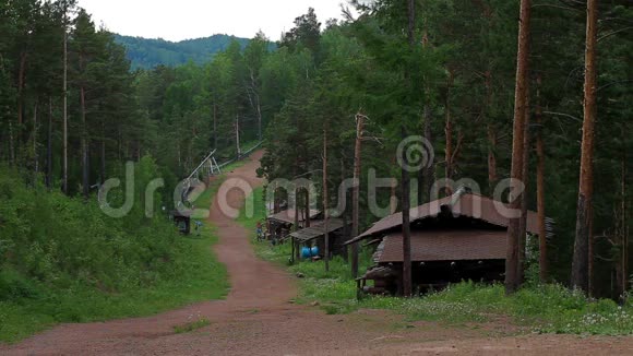 山坡上的旅游村视频的预览图