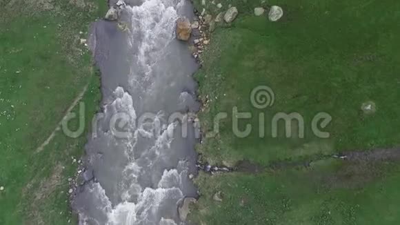 对乌什古利村进行空中调查在房屋屋顶瞭望塔和一条山河的上方格鲁吉亚斯旺蒂视频的预览图