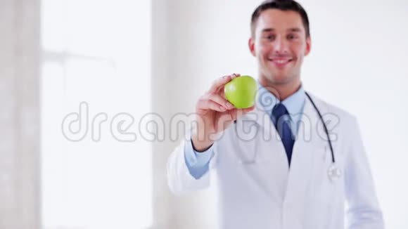 医生手里拿着绿苹果视频的预览图