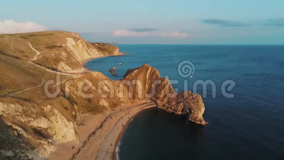英国最受欢迎的地标英国海岸美丽的Durdle门视频的预览图