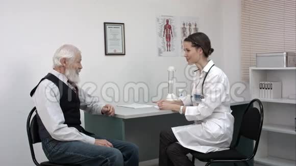 年轻的医生和老人说话视频的预览图