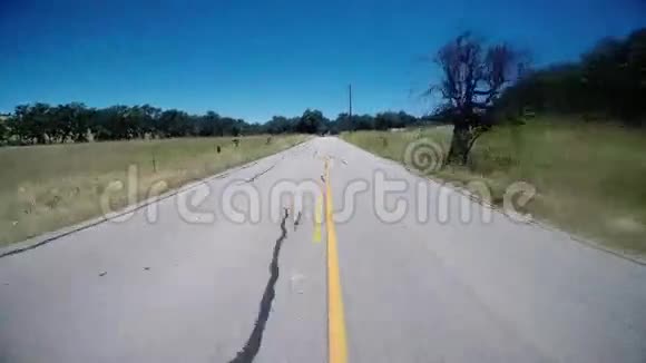 道路中间驾驶POV视频的预览图