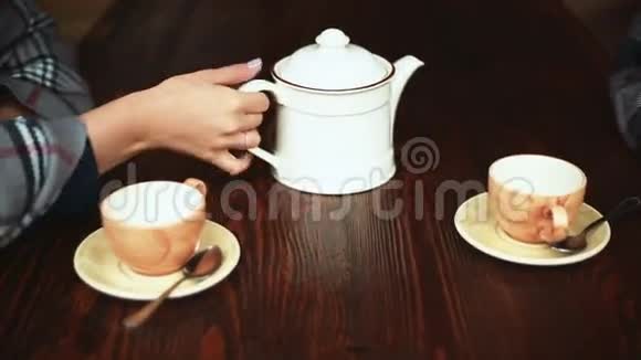 女孩用手从茶壶里倒茶视频的预览图