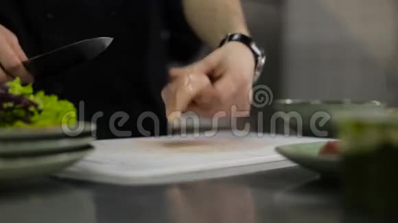 厨师正在切割切割委员会上的土耳其片视频的预览图