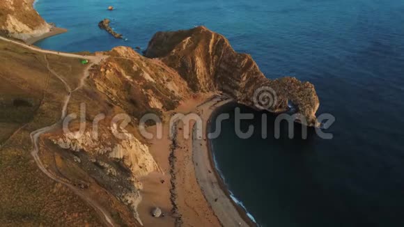 英国最受欢迎的地标英国海岸美丽的Durdle门视频的预览图