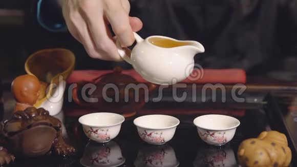 茶道师父在白杯里倒茶视频的预览图