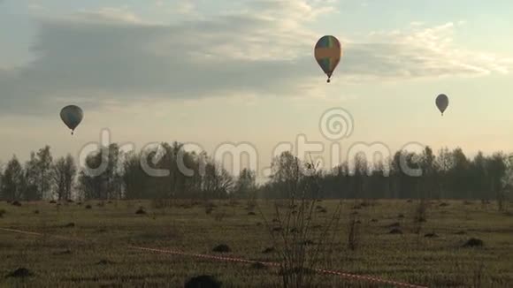 三个气球盘旋在一片田野上视频的预览图