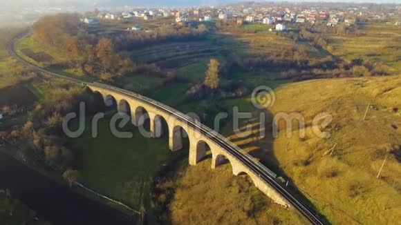 欧洲高地有拱门的废弃舰队高架桥的空中4k视频的预览图