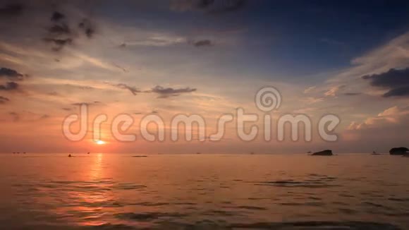 日落时分海上游民剪影视频的预览图
