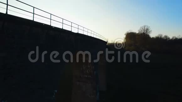 欧洲高地有拱门的废弃舰队高架桥的空中4k视频的预览图