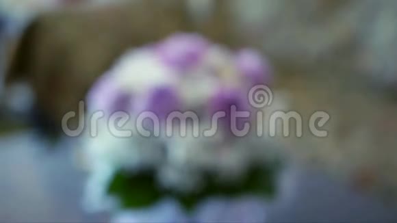 餐桌上的婚礼花束视频的预览图
