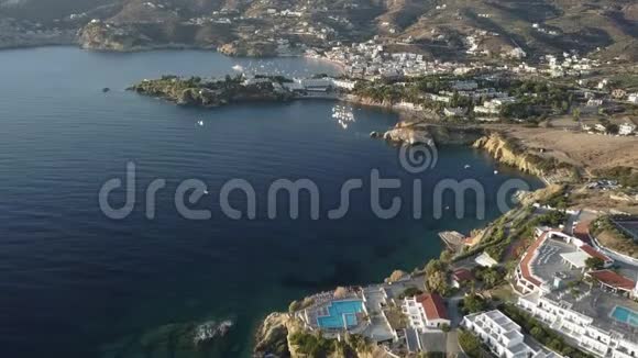 空中无人机拍摄的美丽海岸线和小海湾视频的预览图