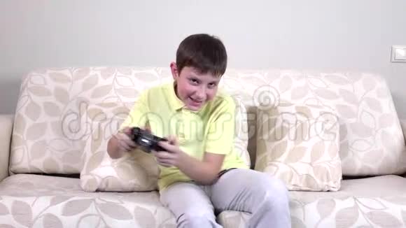 小男孩在家玩电子游戏慢动作视频的预览图